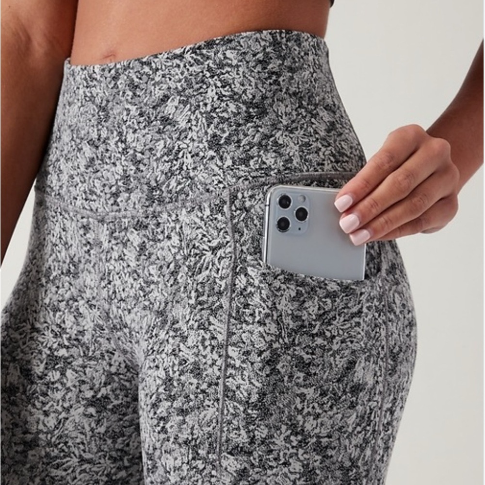 Athleta Salutation Stash Textured 7/8 Tight